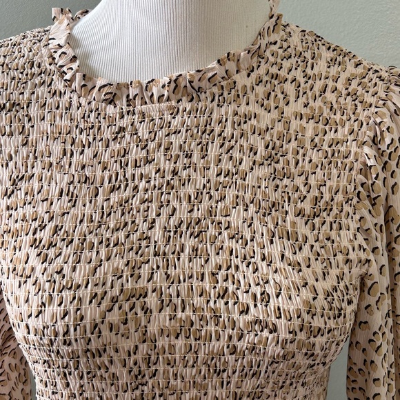 Express women’s size, medium, cheetah, print, shirred puff sleeve blouse - Picture 2 of 10